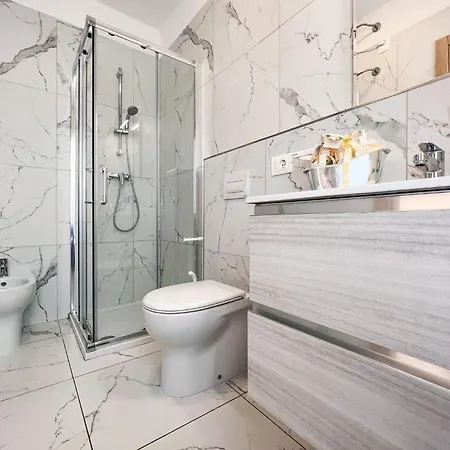 A Stones Throw From The Centre * Μπιμπιόνε